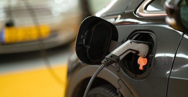 Caro bollette: conviene ancora l’auto elettrica?
